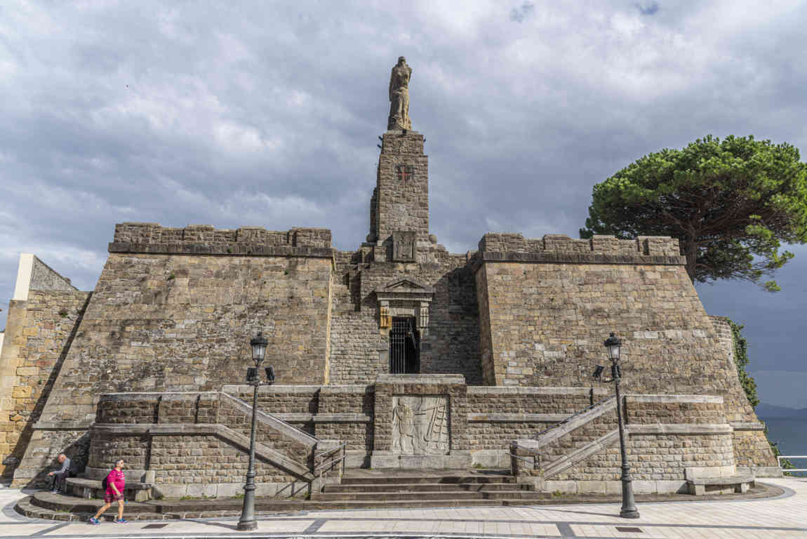 Guipúzcoa - Getaria 17 - monumento a Juan Sebastián Elcano.jpg